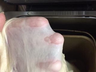 2、劲脆汉堡包,面包机启动imix模式揉面一次，结束后再加入软化好的黄油，再次启动imix模式揉面一次，揉到可以拉出不易破的膜即好