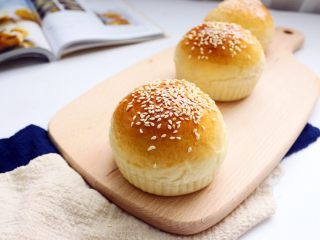 8、劲脆汉堡包,出炉就放到烤网上晾凉，准备待用