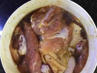 9、劲脆汉堡包,鸡腿买来先去掉骨头，再洗干净后，放入料酒，酱油，蚝油，黑椒碎，孜然粉，一起拌匀后放置冰箱冷藏一夜