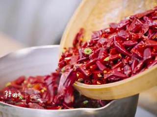 2、川香辣子鸡,将切好的辣椒倒入热水锅中