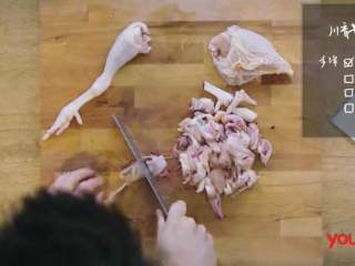 3、川香辣子鸡,将处理好的鸡肉切块