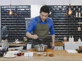 4、川香辣子鸡,将料酒、盐、糖、胡椒粉依次放入装有鸡肉的盘中，搅拌均匀