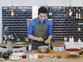 6、川香辣子鸡,倒入生粉、糯米粉，继续搅拌鸡肉