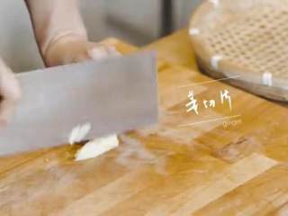 10、川香辣子鸡,姜切片，待油温升高，将鸡肉块再次倒入油锅炸