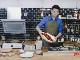 12、川香辣子鸡,热锅倒油，依次放花椒、香辣酱、辣椒翻炒