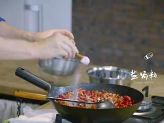 13、川香辣子鸡,倒入鸡肉，撒适量盐焗粉，倒入少量醋翻炒