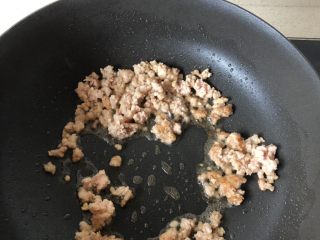 5、蒜苔炒肉沫,锅烧热，放少许油，下肉末炒散炒变色