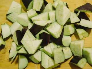 3、红烧茄子,滚刀切块～