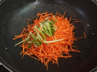 5、鸡蛋炒粉丝,锅里留底油，下胡萝卜丝，青菜根部炒匀