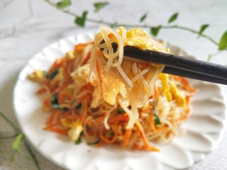 9、鸡蛋炒粉丝,这道家常鸡蛋炒米粉，您学会了吗？