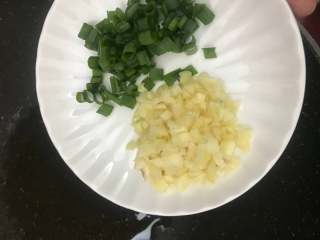 3、蒜蓉椒盐虾,另起一锅，加入适量食用油，把香葱、蒜蓉放入，稍微爆香。