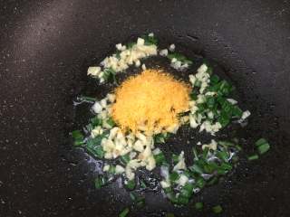 4、蒜蓉椒盐虾,加入面包糠，一起炒出香味。