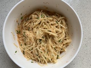 7、土豆丝饼,搅匀