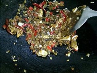 8、川菜芋儿鸡,再放入郫县豆瓣酱炒出香味，之后调入适量白糖翻炒；