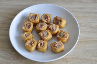 4、油豆腐塞肉,把搅拌好的肉糜塞入油豆腐