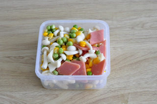 6、油豆腐塞肉,火腿切片,海鲜菇去杂质洗净