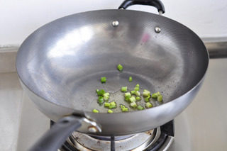 7、油豆腐塞肉,锅里放一汤匙橄榄油,把葱花炒香