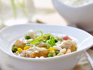 12、油豆腐塞肉,宴客的时候,可以把油豆腐摆成圆形。把配料浇在上面