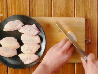 1、私房红烧鸡翅-鸡翅的“贵族”吃法,在鸡翅上斜切三刀