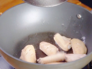 6、私房红烧鸡翅-鸡翅的“贵族”吃法,放入鸡翅