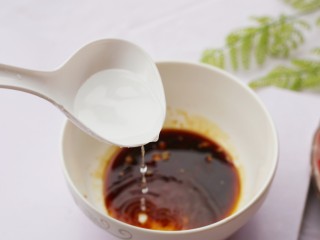 7、拿肉都不换的素炒香菇,1大勺水拌匀调好。