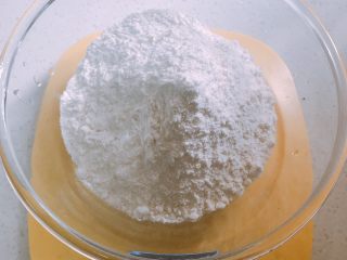 1、家庭自制凉皮,称好面粉