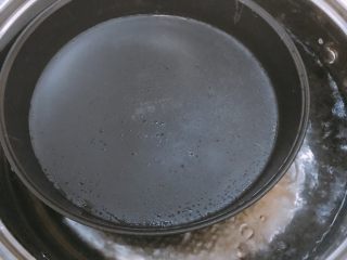 18、家庭自制凉皮,放入蒸锅，我是让盘飘水面上，这样蒸出来均匀一点