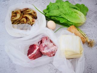 1、鲜虾猪肉馄饨,准备好材料