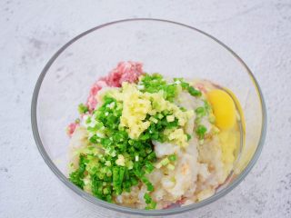 3、鲜虾猪肉馄饨,把猪肉、虾仁放入大的容器中,加入姜末和葱花,打入一个鸡蛋