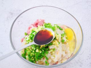 4、鲜虾猪肉馄饨,加入生抽