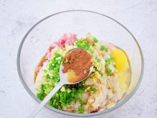 6、鲜虾猪肉馄饨,加入五香粉