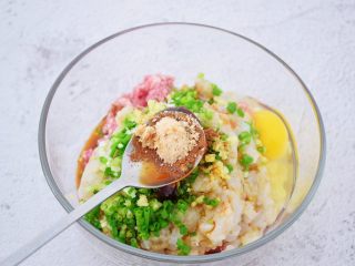 7、鲜虾猪肉馄饨,加入鸡精