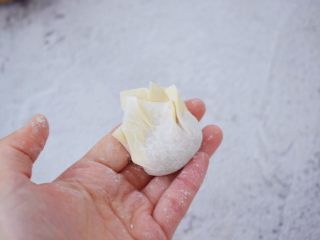 12、鲜虾猪肉馄饨,再收口捏紧,馄饨的包法没有固定,随自己喜欢