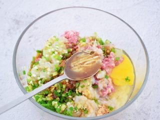 9、鲜虾猪肉馄饨,加入食用油