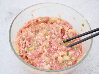 10、鲜虾猪肉馄饨,用筷子顺时针一个方向搅拌均匀
