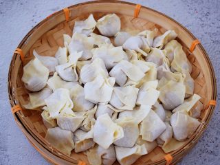 13、鲜虾猪肉馄饨,依次包完所有的馄饨皮
