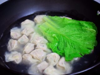 20、鲜虾猪肉馄饨,锅中倒入适量的清水烧开后,放入馄饨和生菜