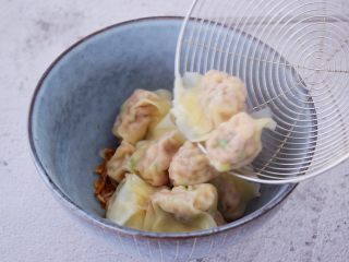 21、鲜虾猪肉馄饨,煮熟后捞出放入刚才调好汤底的碗中
