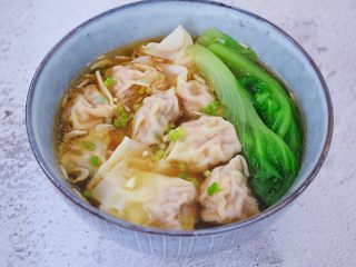 23、鲜虾猪肉馄饨,放上生菜,撒上葱花即可食用了
