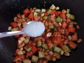 14、家常版川味浓香宫保鸡丁,加入一勺白糖