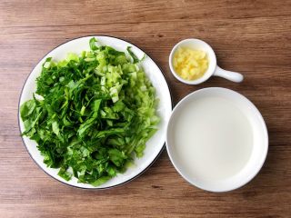 3、青菜豆腐汤,上海青清洗干净切成碎末，生姜去皮清洗干净切末，玉米淀粉加入适量水，调成水淀粉待用。