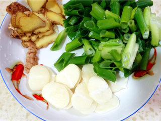 2、爆炒鸡杂,配菜洗净，切好。