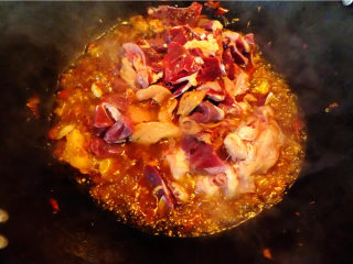 8、爆炒鸡杂,放入鸡杂翻炒。全程大火。