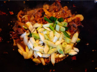 10、爆炒鸡杂,放入葱白翻炒。