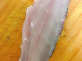 5、酸菜鱼,再把鱼肚子上的骨头片下去