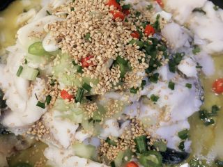 26、酸菜鱼,在鱼上面放刚才备好的青红椒、香葱、西芹、白芝麻