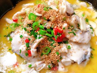 28、酸菜鱼,把热油浇到鱼片上面，好了，可以享用了????