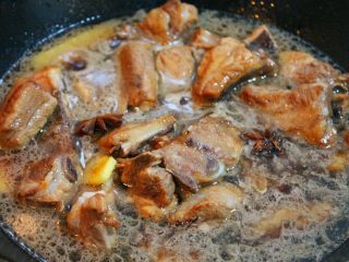 6、红烧排骨,锅内倒入热水，加适量盐、八角，大火烧开转小火煮1小时左右