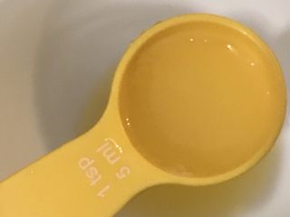 5、日式三文鱼沙拉,取25毫升柠檬汁放入碗中。