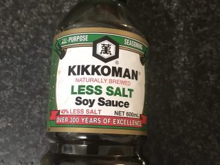 7、日式三文鱼沙拉,酱油我用的低盐的。喜欢咸的可以放不减盐的日料酱油。